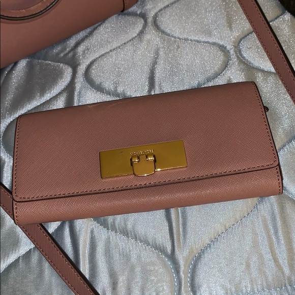 Micheal Kors purse - Picture 4 of 6